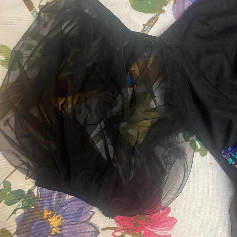 Elegant Black Dress with Sequin Detail - Picture 5 of 9